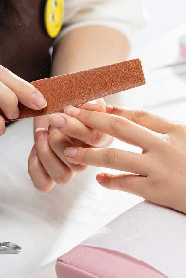 gel-or-acrylic-better-weak-nails-2-min