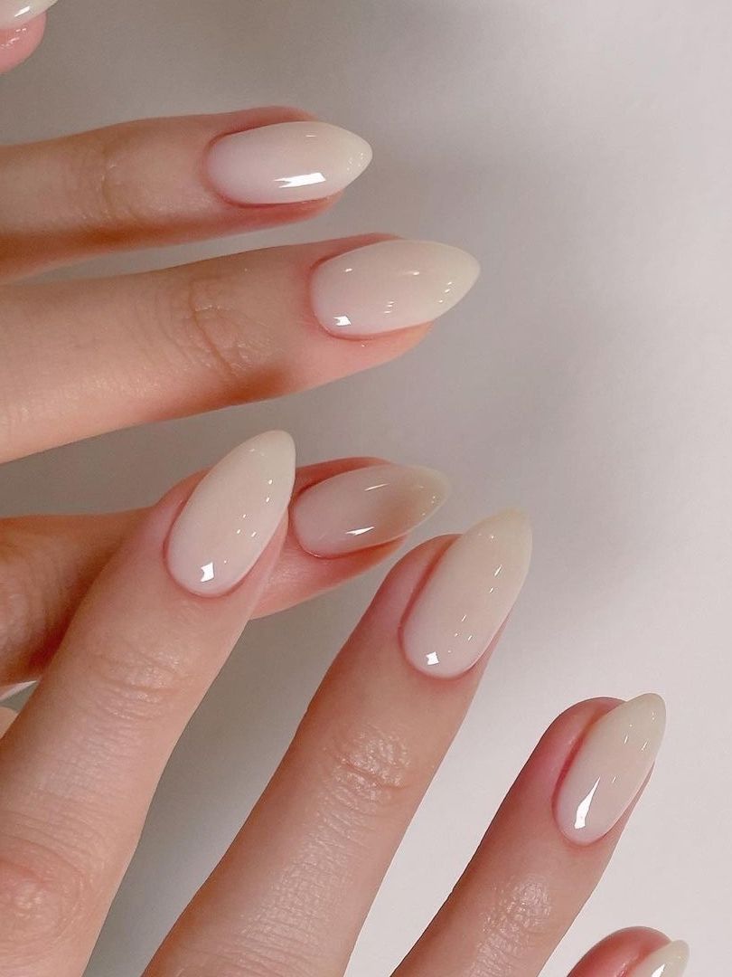 Nude minimalist nails for everyday wear